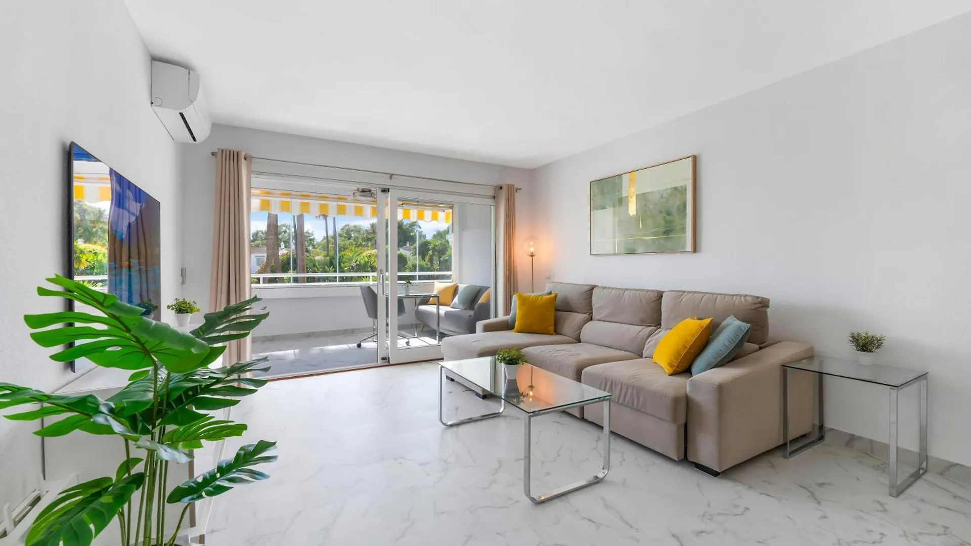Sea View Nordic Royal Club Apartment エステポナ