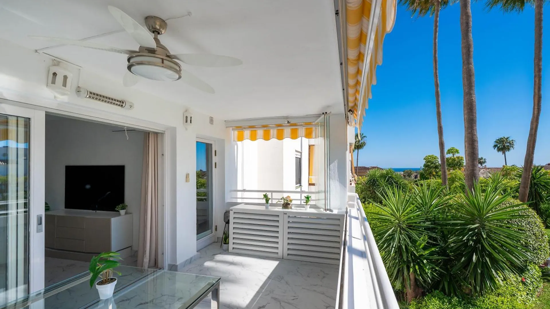 Sea View Nordic Royal Club Apartment エステポナ